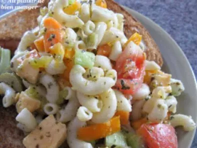 Salade de pâte au quinoa, au saumon et aux légumes