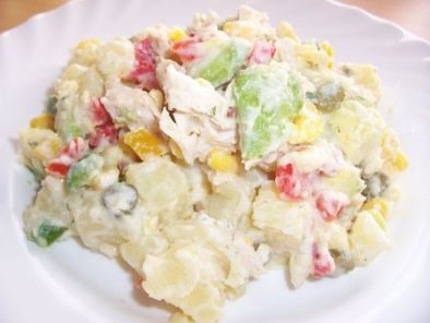 Salade de pommes de terre-avocat-poulet-légumes, sauce citron