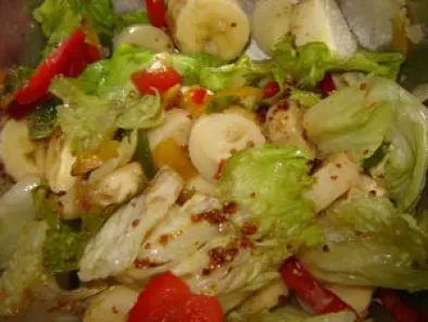 Salade de poulet, banane, poivrons et coeur de palmier