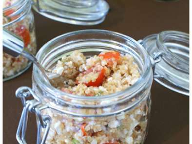 Salade de quinoa, tomates, crabe et feta
