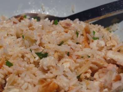 Salade de riz avec poisson et amandes