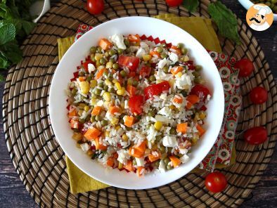 Salade de riz végétarienne: feta, maïs, carottes, petits pois, tomates cerises et menthe - photo 2