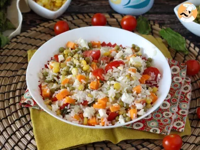 Salade de riz végétarienne: feta, maïs, carottes, petits pois, tomates cerises et menthe - photo 3