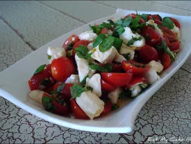 Salade de Tomates Cerises, Fromage en Grains et Basilic Frais