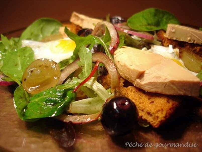 Salade folle aux oeufs de caille, raisins frais et foie gras sur pain d'épices - photo 2