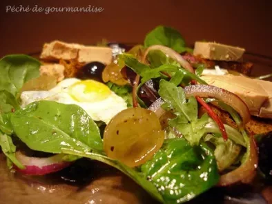 Salade folle aux oeufs de caille, raisins frais et foie gras sur pain d'épices