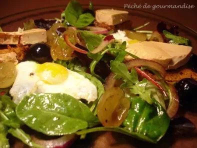 Salade folle aux oeufs de caille, raisins frais et foie gras sur pain d'épices - photo 3