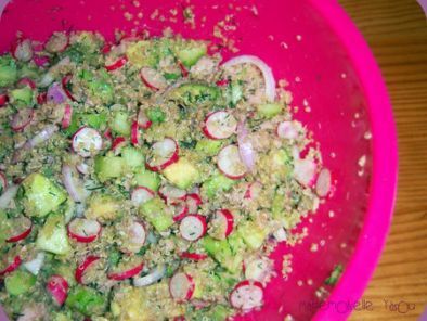 Salade girly : quinoa-avocat-thon-radis-concombre...