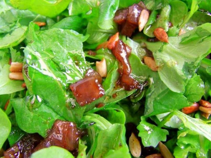 Salade hivernale: mâche, roquette, coriandre & graines de tournesol caramélisées, ...
