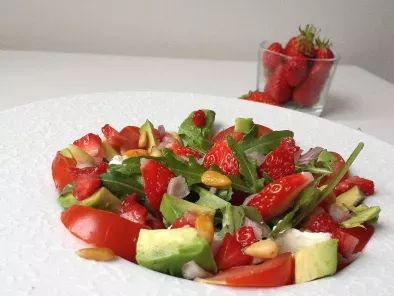 Salade roquette, tomate, avocat, fraise