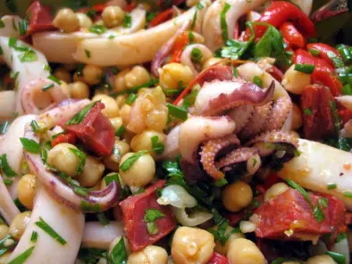 Salade tiède ou froide de calamar, pois chiches et chorizo