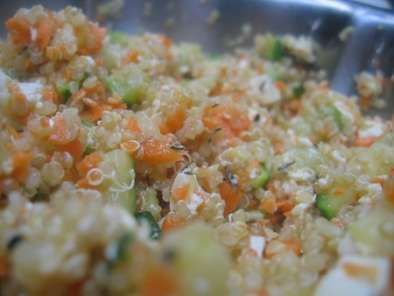 Salade tiède quinoa, tofu et légumes croquants au thym frais