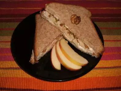 Sandwich-club au pain complet aux noix, pomme & fromage frais
