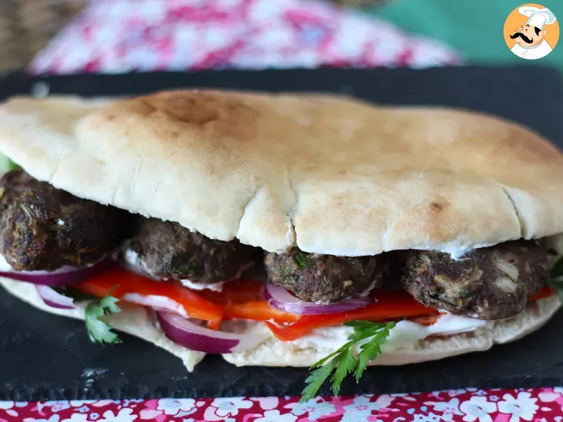 Sandwichs turques aux boulettes de Köfte dans du pain à kebab - photo 3