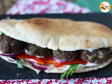 Sandwichs turques aux boulettes de Köfte dans du pain à kebab - photo 3