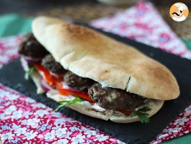 Sandwichs turques aux boulettes de Köfte dans du pain à kebab - photo 4