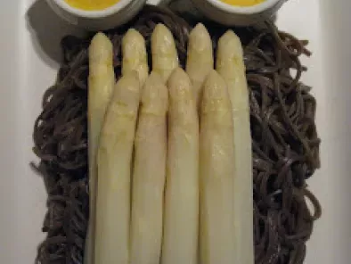 Sauce hollandaise pour des asperges allemandes sur un lit de nouilles japonaises