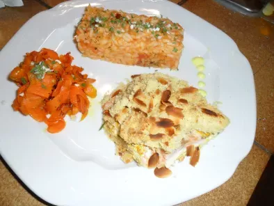 Saumon et son crumble aux amandes, ses tagliatelles de carottes et son riz aux tomates