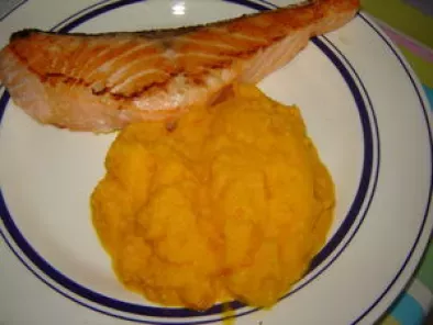 Saumon poëlé à la purée de carotte et curcuma