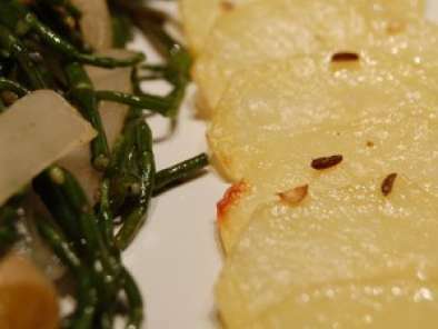 Saumon, poêlée de chicons et salicorne, petit train de pommes de terre - photo 2