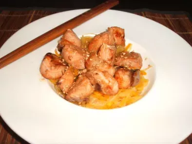 Sauté de saumon teriyaki, fondue d'oignons et de carottes