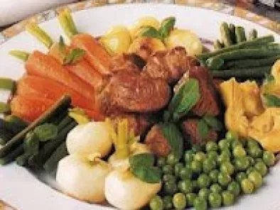 Selle d'agneau entourée des petits légumes.