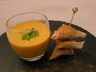 Soupe crémeuse aux carottes, lait de coco et coriandre accompagnée de petits samoussas