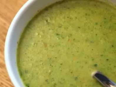 Soupe de brocolis aux carottes et au persil