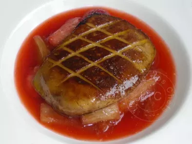 Soupe de fraise et rhubarbe au foie gras