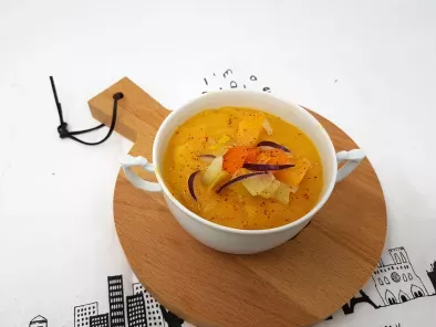 Soupe de légumes d'hiver (carottes, navets, pommes de terre, oignon rouge)