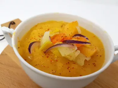 Soupe de légumes d'hiver (carottes, navets, pommes de terre, oignon rouge) - photo 2