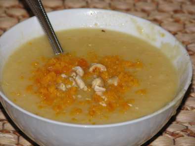 Soupe de panais à la mimolette et aux noisettes