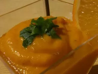 Soupe froide aux carottes, orange, coriandre et huile d'argan