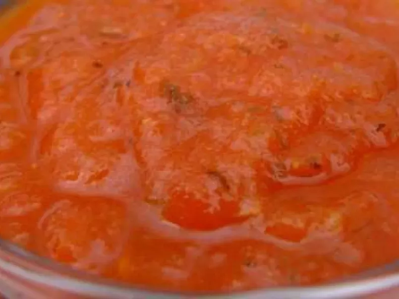 Soupe froide de tomates aux herbes