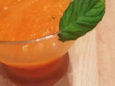 Soupe glacée de melon à la menthe en verrines