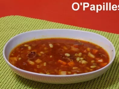 Soupe italienne d'hiver au jus de tomates et aux flageolets