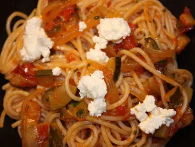 Spaghetti aux tomates, courgettes et fromage frais