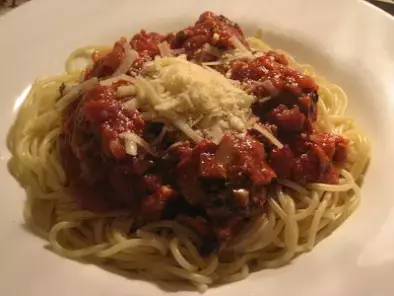 Spaghetti et boulettes de viande aux épinards, sauce tomates aux palourdes