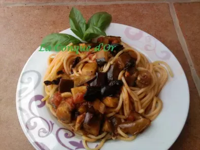 Spaghettis aux aubergines et aux olives noires