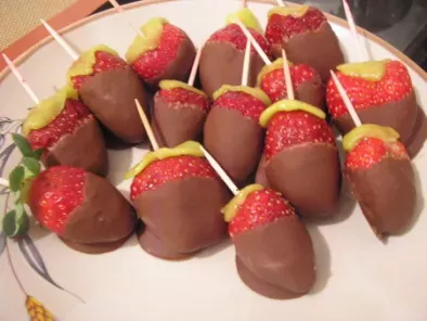 Sucettes de kiwi et de fraises au chocolat