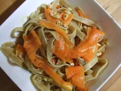 Tagliatelle et carottes en rubans