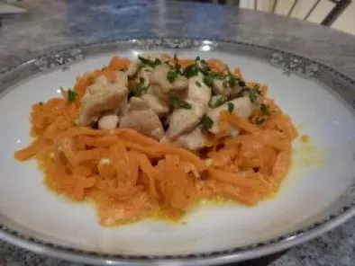 Tagliatelles de carottes sauce crème aux dés de poulet