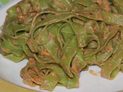 Tagliatelles vertes aux épinards sauce tomates et basilic