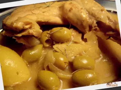 Tajine de poulet au citron confit, olives et romarin
