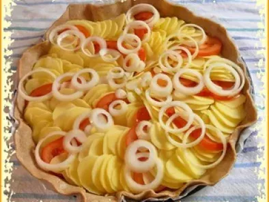 Tarte couronne de pommes de terre et tomates sur un lit de thon