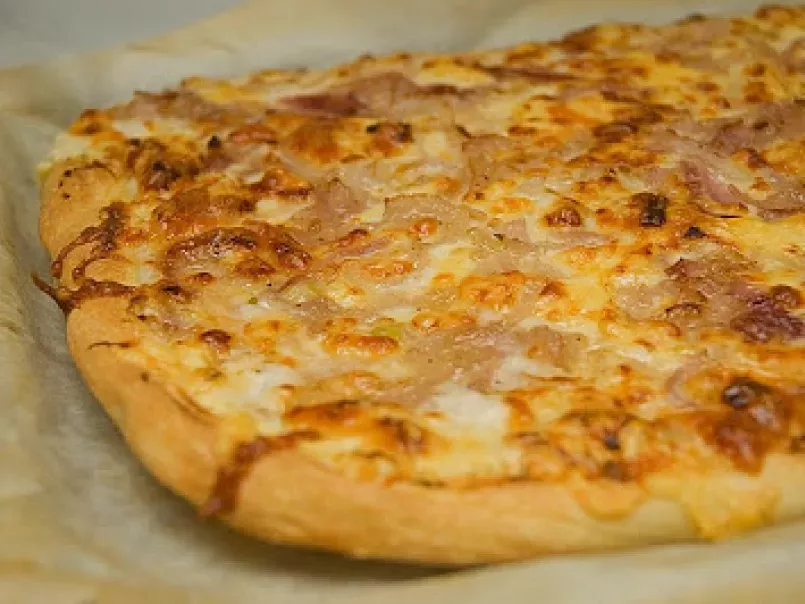 Tarte-pizza aux oignons et aux trois fromages