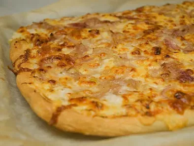 Tarte-pizza aux oignons et aux trois fromages