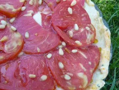 Tarte tomate, mozzarella et pignons sur une pâte au fromage blanc et basilic