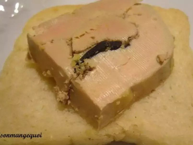 Terrine de foie gras de canard mi cuit truffé à la truffe noire fraiche