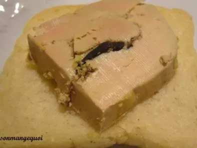 Terrine de foie gras de canard mi cuit truffé à la truffe noire fraiche